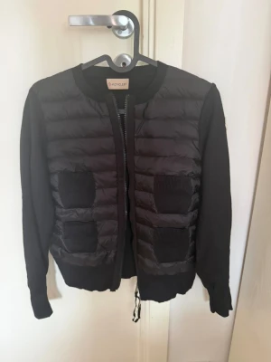 Moncler Cardigan - Hej, säljer nu min systers Moncler Cardigan pris kan diskuteras inom snabb affär. Jackan är fläckfri fån ett rökt fritt hem. Tveka inte på frågor!!
