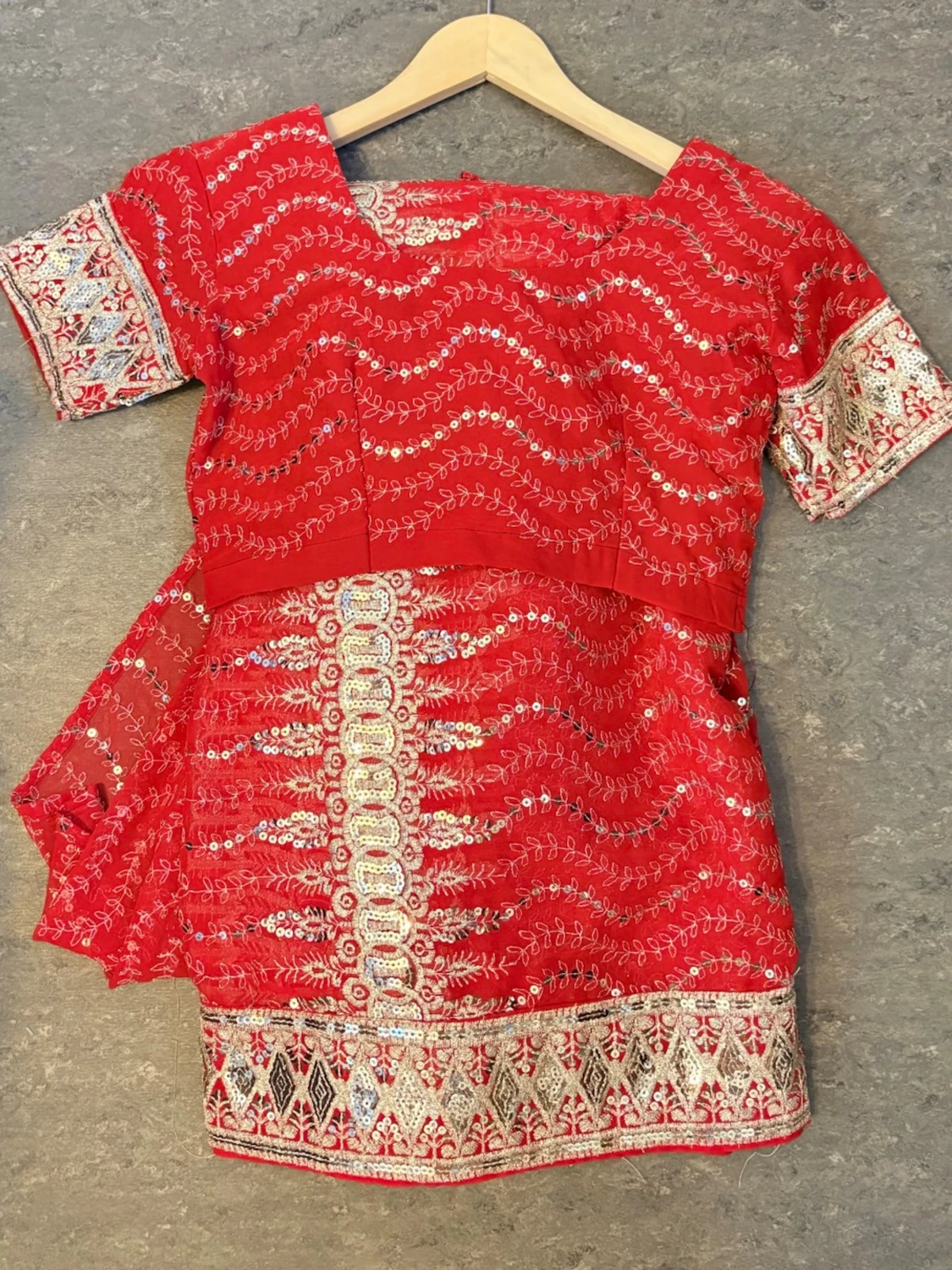 Rött broderat set med blus och kjol (indiska tradition klänning) 