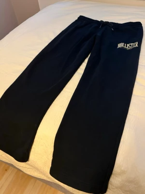 Svarta Hollister mjukisbyxor  - Jättesnygga mjukisar från Hollister, vet tyvärr inte storlek men skulle uppskatta dem till en m 🤍har en liten fläck högst upp 