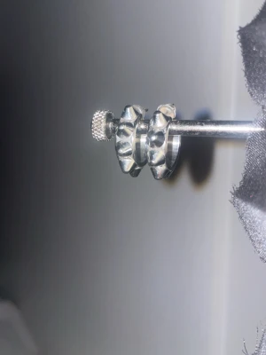 Svarta stjärnformade örhängen Edblad - Säljer ett par coola örhängen från Edblad i svart metall med unik stjärnformad design. Örhängena har en modern och edgy look som verkligen sticker ut. Perfekta för dig som vill ha något annorlunda och trendigt i smyckeskrinet.
