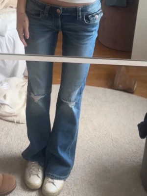 Gina Young jeans - Lågmidjade Gina Young jeans! Verkligen så fina men dom kommer inte till använding och dom är nästan lite för korta😍❣️storlek xs💕