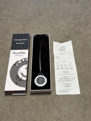 Piguet Royal Pop - Audemars Piguet Royal Pop Ocho Negro klocka med svart urtavla och vit ram. Klockan har en modern, kantig form och levereras utan kvitto . Perfekt accessoar för dig som gillar stilrena detaljer.