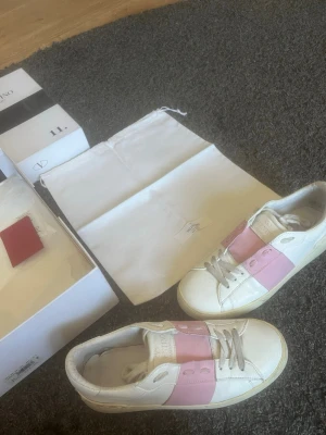 Valentino open  - Valentino open för dam. Nypris 570€, säljes för 1600kr pga skicket. Kan fräschas till med nya skosnören mm. Dustbag och kartong medföljer. Priset går att förhandla!