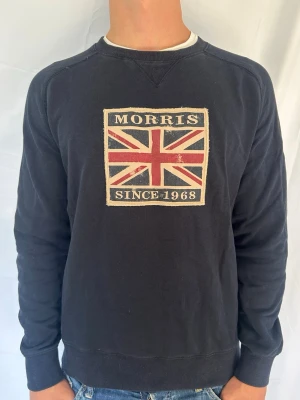 Morris tröja med tryck - Säljer denna tvär feta tröja ifrån Morris. Modellen är ca 180 cm lång och väger 73 kg. Tveka inte på att kontakta mig vid minsta fundering