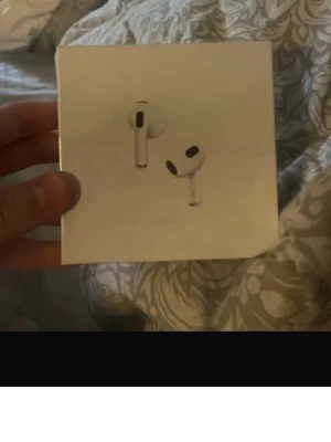 Apple AirPods genration 4 - Säljer ett par vita Apple AirPods med MagSafe-laddningsetui. Trådlösa hörlurar med stilren och kompakt design, perfekt för musik, samtal och vardagsbruk. Levereras i originalförpackning.