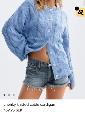 Chunky blå kabelstickad kofta från gina tricot - Säljer en chunky kabelstickad kofta i ljusblått med stora knappar framtill. Koftan har en oversized passform, ribbade muddar och ett klassiskt flätmönster. Perfekt för dig som vill ha en mysig och trendig look. Använd ca 3 ggr. Skriv för bilder på hur den sitter på💕