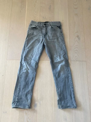 Grå raka jeans - Säljer ett par grå jeans med rak passform och klassisk femficksdesign. Jeansen har normal midja och dragkedja med knapp. Perfekta till en avslappnad stil och passar till det mesta.