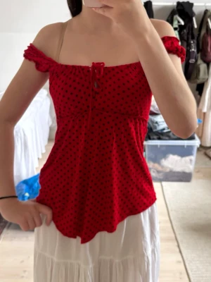 Polka dot off shoulder topp  - Supersöt topp med nyckelpigafärger 🐞 