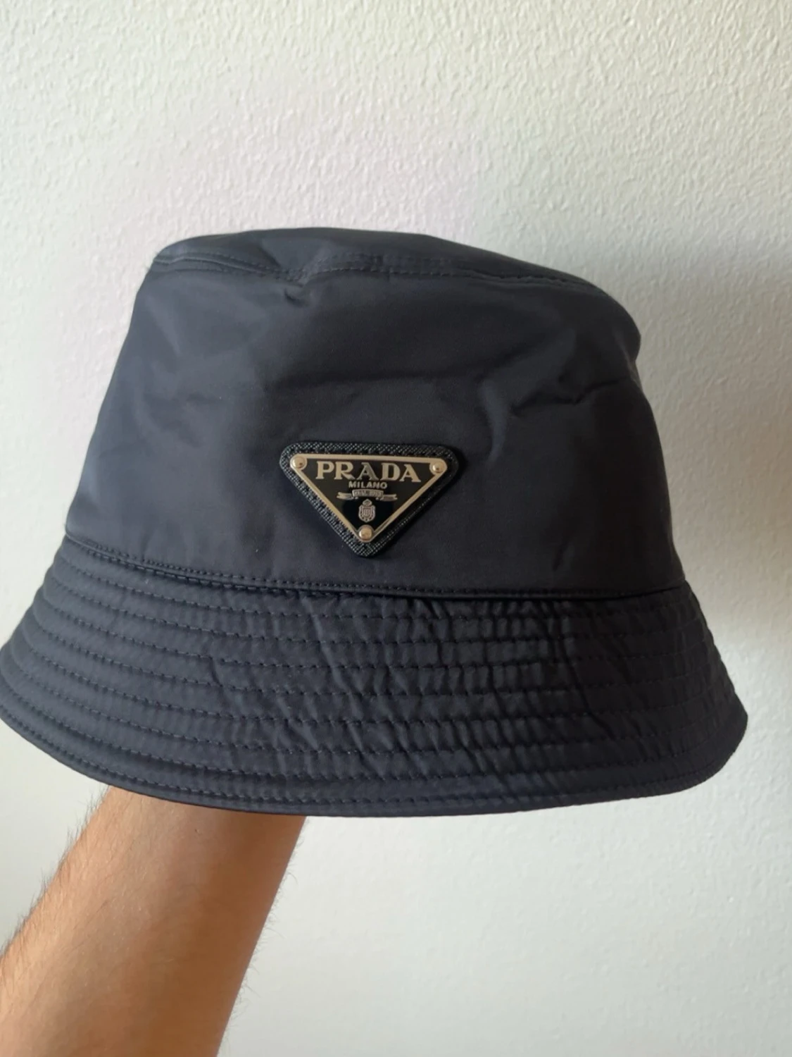 Svart bucket hat från Prada