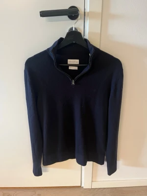 These glory days halfzip  - Snygg marinblå halfzip från these glory days i merino ull. Bra skick, inga defekter. Kom privat för fler frågor✅