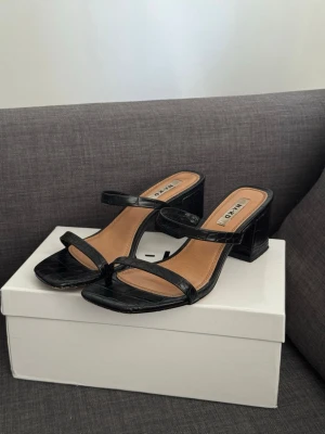 Svarta klackskor NA-KD - Svarta klackar från NA-KD. Använd varsamt men synlig användning på sulan 💝