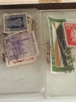 Samling frimärken i plastficka och album - En samling frimärken från olika länder, bland annat Tjeckoslovakien och Indien. Flera motiv som porträtt, byggnader, fordon och djur. Frimärkena är i olika färger och former, och förvaras i plastficka och album. Perfekt för dig som gillar att samla på unika och äldre frimärken.
