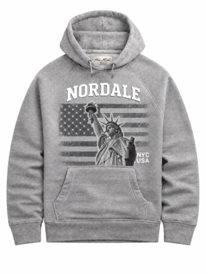 Roman Nordale hoodie - Unik hoodie i nyskick Snygg grå hoodie med stor ficka framtill och huva med dragsko. Tryck på bröstet med texten 'NORDALE', amerikanska flaggan och Frihetsgudinnan samt 'NYC USA'. Perfekt för en avslappnad streetwear-look.