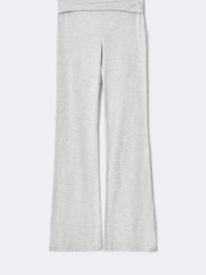 Gina Tricot yogapants - Ljusgrå yogapants med utsvängda ben. Nästan helt oanvända och har inga skador / fläckar! De är ifrån Gina Young kollektionen och är i storlek 170.
