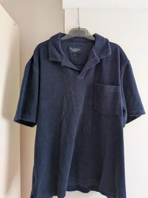 Bondelid terry polo shirt  - Bondelid terry polo shirt, Storlek L  Har krympt lite i längden efter andra tvätten och passar därför inte, sitter som en L i bredden.