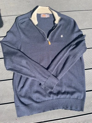 Blå halvzip tröja med krage - Mörkblå Morris quarter zip. Storleken visar XL men den passar mer M kanske S 