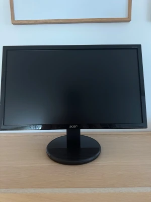 Acer datorskärm svart - Säljer en stilren svart datorskärm från Acer med tunn ram och rund fot. Skärmen har en matt finish och passar perfekt till både gaming och studier. Enkel att justera och koppla in till din dator. Klassisk design som funkar i alla setup.