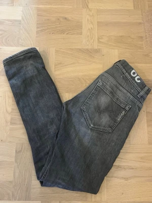 Dondup jeans  - Säljer ett par Dondup George jeans i modell 29 | ljus gråa | på bild är jag 179 cm lång och jeansen är för små | 