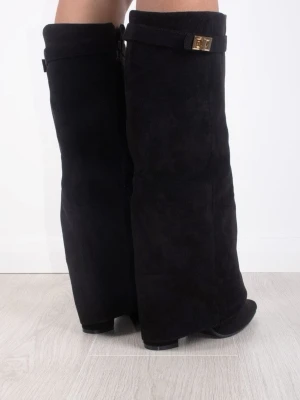 lululia boots  - sååå fina svarta knähöga boots från lululia, aldrig använda då de tyvärr inte passade, och returtiden hann gå ut. I helt nytt skick! Strl 38! 💓