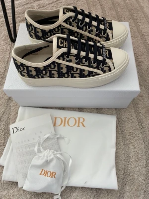 Dior skor sneakers  - Säljer vidare mina dior skor som dessvärre bara legat i garderoben. Skickas med all tillbehör som visas på bild. Storlek 39. Perfekta skor till våren och sommaren.