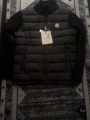 M0ñcle  cardigan  - Hej säljer en helt ny m0ncle cardigan helt ny med prislapp i stl M men passar S perfekt för hösten och våren