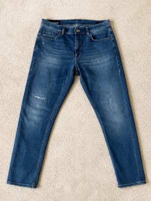 Dondup jeans - Säljer ett par riktigt feta trendiga Dondup jeans i storlek 31/30, men passar 30/30. Jeansen är i bra skick och har inga defekter. Skriv vid fundering!🙌