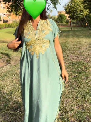 Ljus grön gandoora💚 - Klänningar är one size och är designade för att passa olika kroppstyper. På insidan finns ett justerbart band i midjan, så att du enkelt kan anpassa passformen. 🤍 Modellen är 165 cm.