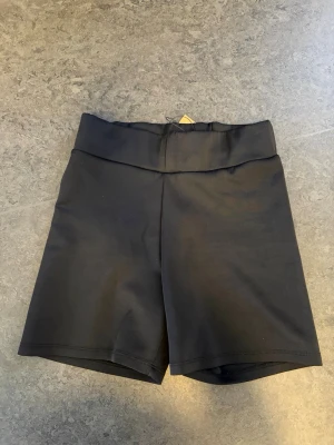 Svarta cykelshorts från LXA - Snygga svarta cykelshorts från LXA med bred resår i midjan för extra komfort. Perfekta för träning eller en avslappnad look. 