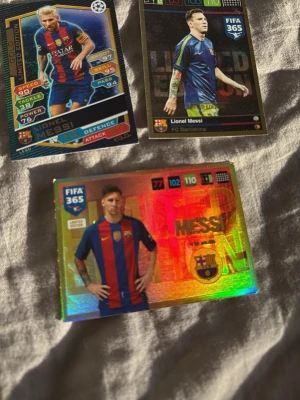 Tre Lionel Messi samlarkort FIFA 365/ fotbollskort  - Säljer tre olika samlarkort med Lionel Messi från FC Barcelona, alla från FIFA 365-serien. Korten har färgstarka och holografiska detaljer, med statistik och klubbmärke tryckt på framsidan. Perfekt för dig som gillar fotboll och samlar på unika kort.