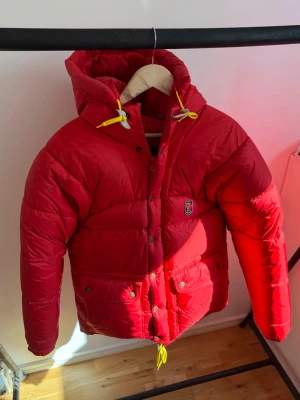 Fjällräven jacka - Supersnygg och varm röd fjällräven jacka! | Storlek xxs men de är stora i storleken så passar S/M | Fint skick överlag inga hål eller revor, men har några svaga fläckar (syns på de sista bilderna) | Kontakta mig vid frågor eller funderingar!💗 