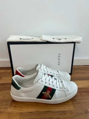 Gucci Ace Bee Skor - Säljer just nu dessa Gucci Ace Bee skor som inprincip är helt nya🙌🏻 Skick: 9,9/10, Dustbag ingår |  Nypris: 9200 kr |