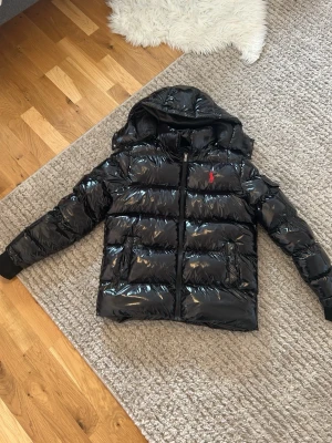ralph lauren jacka - Säljer en svart pufferjacka som jag inte använder längre, den är skön och den håller värmen bra i kylan💕