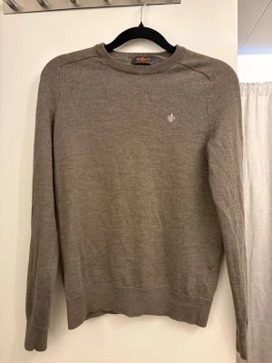 Morris Tröja - Nu säljer jag denna riktigt snygga beige stickad Morris tröja i 100% merinoull. Som är i storlek XS men sitter lite mindre. De är ett litet hål under armen men de är inget som syns. Hör av er vid frågor eller funderingar.