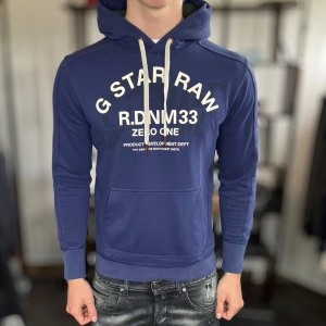 Hoodie med tryck - Bra skick,  använd men inget stort🤩. Modellen är 185 cm, 75 kg. Storlek M men sitter som S. Alltid billigare pris vid köp av flera varor‼️🙌Svarar alltid på frågor eller funderingar! 500 recensioner med 5/5🤝