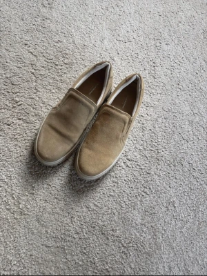 Vagabond mocka skor - Säljer ett par beiga vagabond skor i strl 39 med mocka material. Dom är sparsamt använda och finns inga tecken på användning. Du får dessa skor för endast 149kr! Pris går att diskuteras 💰 skickar snabbt!🚚📦