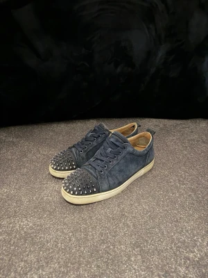 Christian Louboutin - Ett par mörkblåa loubotins, helt okej skick den värsta defekten är vid hälen, (se bild) jag säljer de för 1350 vilket är ett bra pris😁 hör av er vid frågor! Tvättads innan frakt! Og: box och dustbag