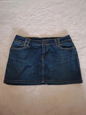 Jeanskjol - En mörkblå jeanskjol!