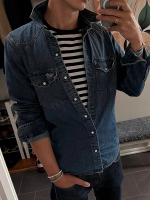 Hollister Overshirt L - Galet skön Jeansjacka från Hollister i storlek L hör av er vid minsta fundering