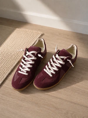 Maison Margiela Gats Low Vinröda  - Snygga vinröda sneakers i mocka och textil med vita snören och beige innersula. Skorna har en klassisk låg siluett och gummisula som ger en retrovibe. Perfekta för dig som vill ha en stilren och trendig look. Ett par feta MM skor i storlek 44 mycket unik färg som passar perfekt för hösten och vintern.