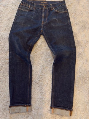 Nudie Jeans - Säljer dessa riktigt feta Nudie Jeans. Anledningen till att dessa är på försäljning är att de köptes i för liten storlek. De har lite feta slitningar. Det underbara med Nudie är att de bara blir snyggare ju mer du använder dom.