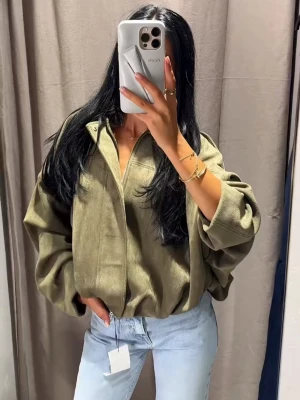 Zara grön mocka jacka  - Säljer den superfina och virala gröna mockajacka från Zara! 