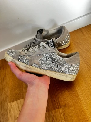 Golden goose skor   - Säljer ett par riktigt snygga silverglittrande golden goose GGDB i storlek 38. Hör av er vid funderingar🙌