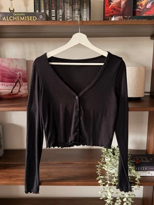 Layering topp från.BikBok - Jättesöt topp att använda över t.ex vita linnen till svarta/blåa jeans                                                                        ⭐️Säljes i använt skick men utan slitage                                💭Har du frågor? Skriv på annonsen och jag svarar så fort jag kan! 