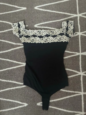 Svart body med spets från Intimissimi - Säljer Intimissimis superpopulära body i blommig spets. Storlek S. Utmärkt skick. 🤍