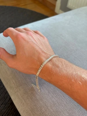 Silverarmband 925 – Plomberad – ca 20 cm - Stilrent silverarmband i 925 sterling silver med snygg flätad/chevron-länk. Plomberingen sitter fortfarande kvar, vilket tyder på att armbandet är oanvänt.  Längd ca 20 cm. Märkt 925 både vid låset och på ändstycket. Klassisk design som passar bra både ensamt och tillsammans med klocka eller andra armband.  Mycket fint/nyskick och kommer med ask enligt bilder.  