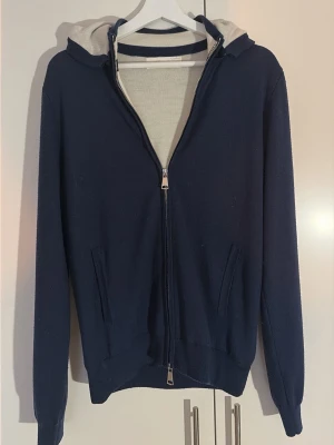 Marinblå cashmere hoodie  - Marinblå cashmere hoodie från say less, limiterad. Använd 2-3 gånger och extremt bra skick, pris 999kr