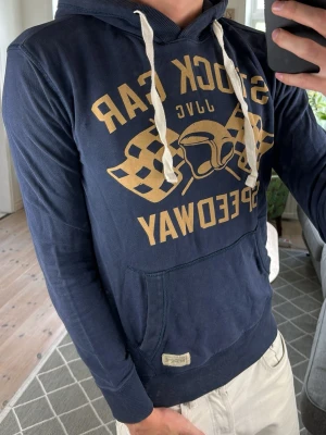 Vintage Hoodie  - Supersnygg och trendig! Mått: A:50 B:50 C:45 D:63 (cm)  Skriv vid fundering! 😇🙌