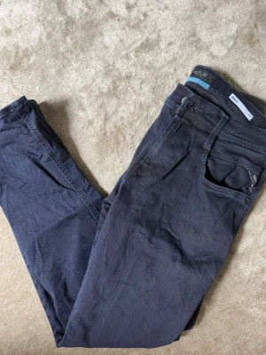 Replay anbass slim - Säljer ett par svarta jeans från Replay med Hyperflex-material för extra stretch och komfort. Modellen har klassisk femficksdesign och smal passform. Perfekta för dig som vill ha både stil och rörelsefrihet. Hög midja och snygg tvätt.