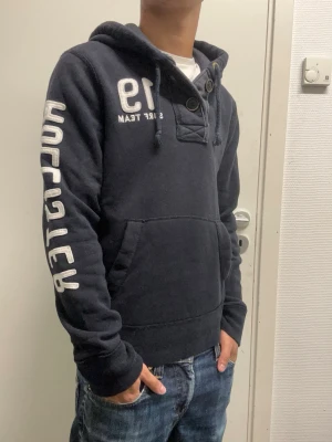 Hollister hoodie - Riktigt fet hoodie ifrån Hollister i storlek S. Mycket bra skick. Modellen är 173cm, 64kg. Pris kan diskuteras!!