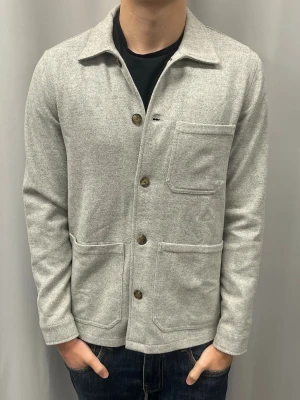 A Day’s March Overshirt - Väldigt fint skick utan några defekter, ullblandning så väldigt bra kvalité och skön | jag är 185 cm och väger ca 76 lag och den sitter bra.